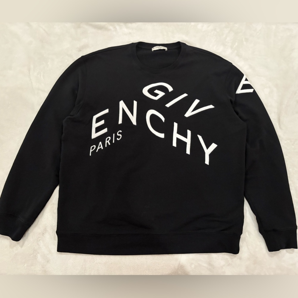 GIVENCHY 
Refracted-Design Embroidered-Logo Sweatshirt